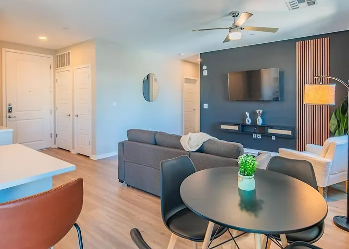 Modern 2br Uptown Biltmore Gym Pool Parking Wd Apartment