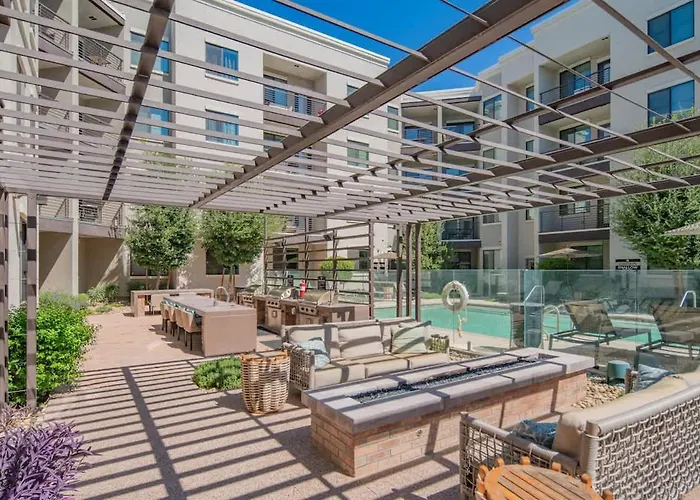 Modern 2br Uptown Biltmore Gym Pool Parking Wd Apartment