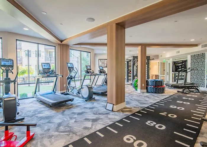 Modern 2br Uptown Biltmore Gym Pool Parking Wd Apartment