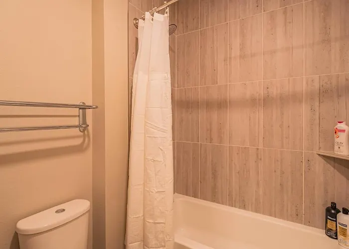 Modern 2br Uptown Biltmore Gym Pool Parking Wd *