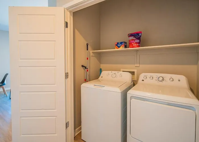 Modern 2br Uptown Biltmore Gym Pool Parking Wd