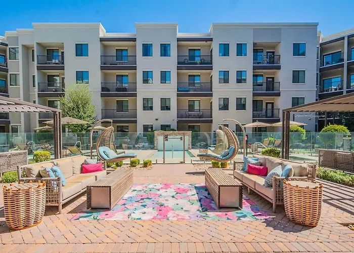 Modern 2br Uptown Biltmore Gym Pool Parking Wd Apartment