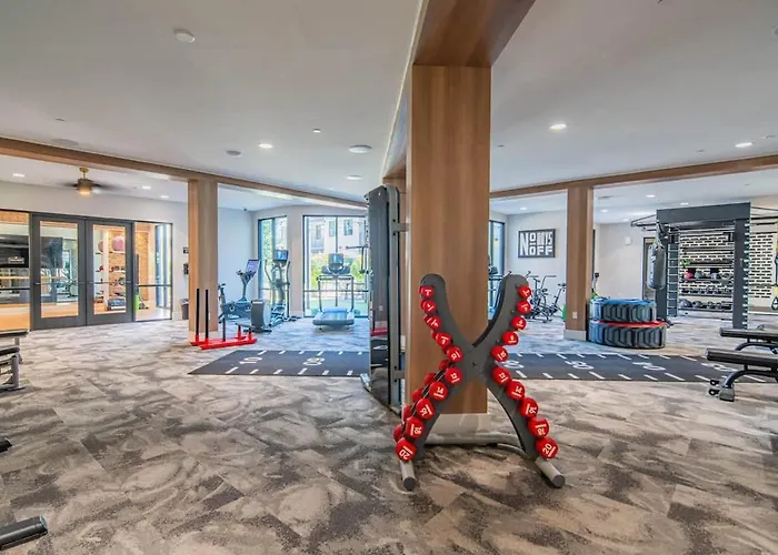 Modern 2br Uptown Biltmore Gym Pool Parking Wd *